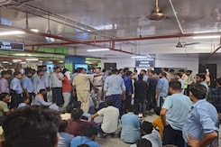 Ola, Uber Drivers Hold Impromptu Strike, Refuse To Drive For An Hour At Delhi Airport Ola, Uber Drivers Hold Impromptu Strike, Refuse To Drive For An Hour At Delhi Airport