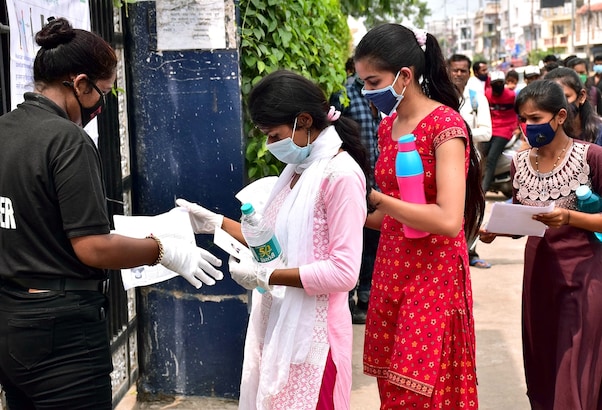 CBSE बोर्ड परीक्षाओं में इस बार क्या होगा नया? सिलेबस से लेकर एग्जाम तक की पूरी जानकारी