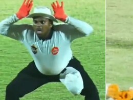 इस क्रिकेट मैच में खिलाड़ी ने नहीं अंपायर ने मार लिया मैदान, चौके छक्के लगाने वाले बैट्समैन से ज्यादा हिट हुआ अंदाज