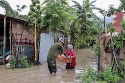 Assam Floods: पानी में डूबे असम के गांव, बाढ़ से लगातार बिगड़ रहे हालात Assam Floods: पानी में डूबे असम के गांव, बाढ़ से लगातार बिगड़ रहे हालात