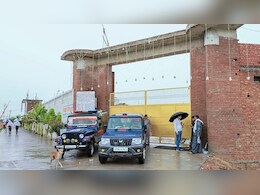 वो दिल के मरीज, अस्पताल में भर्ती... भोले बाबा के फरार सेवादार के बचाव में वकील एके सिंह की दलील वो दिल के मरीज, अस्पताल में भर्ती... भोले बाबा के फरार सेवादार के बचाव में वकील एके सिंह की दलील