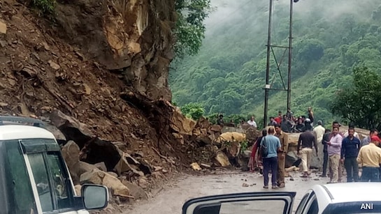 हिमाचल प्रदेश में भारी बारिश, भूस्खलन और अचानक बाढ़ से 288 सड़कें अवरुद्ध