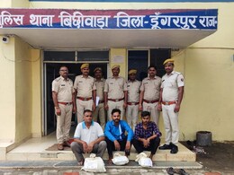 70 लाख का सोना और 26 लाख कैश बैग में लिए पैदल ही कर रहे थे बॉर्डर क्रॉस, 3 गिरफ्तार 70 लाख का सोना और 26 लाख कैश बैग में लिए पैदल ही कर रहे थे बॉर्डर क्रॉस, 3 गिरफ्तार