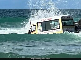 आइसक्रीम ट्रक बहा ले गई समंदर की लहरें, नजारा देख आपको भी याद आ जाएगा फिल्म 'द एंड ऑफ लाइफ' का वो सीन आइसक्रीम ट्रक बहा ले गई समंदर की लहरें, नजारा देख आपको भी याद आ जाएगा फिल्म 'द एंड ऑफ लाइफ' का वो सीन