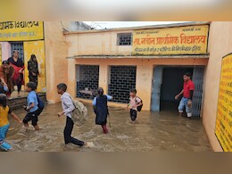 MP News: कभी देखा है ऐसा क्लास रूम! एक घंटे की बरसात के बाद बना स्विमिंग पूल... किताबें और मेज- कुर्सी दिखीं तैरती