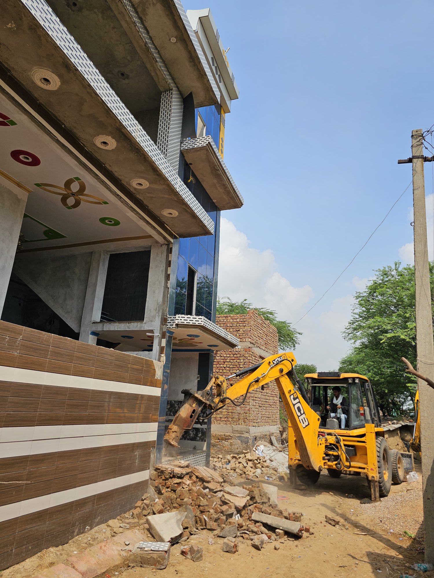 डीग के सीकरी थाना क्षेत्र में साइबर ठग दाऊद खान के घर पर बुलडोजर एक्शन. डीग के सीकरी थाना क्षेत्र में साइबर ठग दाऊद खान के घर पर बुलडोजर एक्शन.