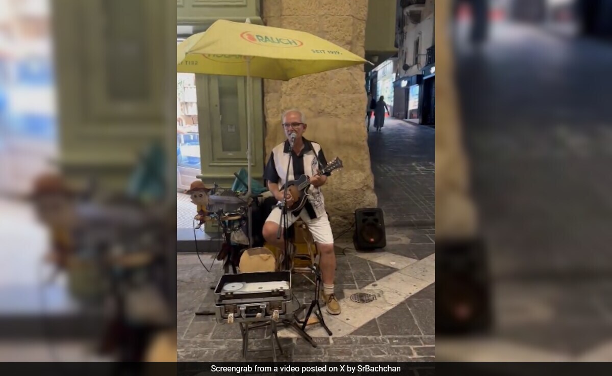 Amitabh Bachchan Reacts To A Fan Singing <i>Kabhi Kabhie Mere Dil Mein</i> In Europe