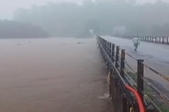 Maharashtra Weather Update: Kalyan में ज़ोरदार बारिश, नदियों पर बने पुल पानी से सराबोर