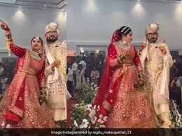 दुल्हन के एंट्री डांस में कूद पड़ा दूल्हा, दुल्हनिया के साथ मिलकर जमा दिया रंग, लोग बोले- क्या जबरदस्त एंट्री मारी है