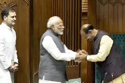 Rahul के Speaker के झुकने वाले बयान पर संसद में बवाल, लोकसभा सचिवालय ने जारी किए दो वीडियो Rahul के Speaker के झुकने वाले बयान पर संसद में बवाल, लोकसभा सचिवालय ने जारी किए दो वीडियो