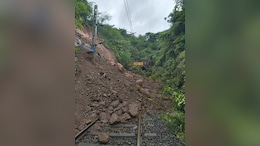 मुसळधार पावसाचा फटका कोकण रेल्वेला, खेड-दिवाण खवटी दरम्यान दरड कोसळली