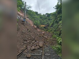 मुसळधार पावसाचा फटका कोकण रेल्वेला, खेड-दिवाण खवटी दरम्यान दरड कोसळली