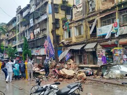 मुंबई में बारिश का कहर, बालकनी का कुछ हिस्सा ढहा, 1 महिला की मौत मुंबई में बारिश का कहर, बालकनी का कुछ हिस्सा ढहा, 1 महिला की मौत