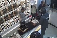 Navi Mumbai के Kharghar में बंदूक की नोक पर तीन लुटेरों ने की लूट Navi Mumbai के Kharghar में बंदूक की नोक पर तीन लुटेरों ने की लूट