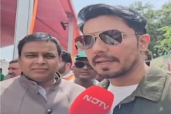 धरती मां और अपनी मां के लिए लगाएं पेड़: रणदीप हुड्डा धरती मां और अपनी मां के लिए लगाएं पेड़: रणदीप हुड्डा