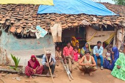 पीएम आवास योजना से नहीं मिला फायदा, सालों से पक्के घर के इंतजार में बैठा ये परिवार