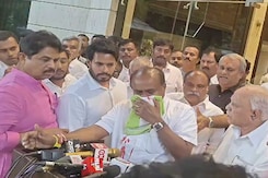 HD Kumaraswamy Suffers Nosebleed At Media Interaction, Rushed To Hospital HD Kumaraswamy Suffers Nosebleed At Media Interaction, Rushed To Hospital