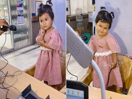 आधार कार्ड के लिए खींची जा रही थी फोटो, छोटी बच्ची देने लगी हिरोइन वाला पोज़, क्यूट अदाओं ने लोगों का दिल जीत लिया आधार कार्ड के लिए खींची जा रही थी फोटो, छोटी बच्ची देने लगी हिरोइन वाला पोज़, क्यूट अदाओं ने लोगों का दिल जीत लिया