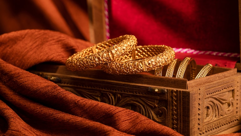 घर में कितना सोना रखना है कानूनी? जानें बिना बिल वाले गहनों पर Income Tax का नियम, वरना हो सकता है जब्त!