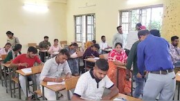 ये कैसी व्यवस्था...परीक्षा हॉल में खुलेआम नकल करते दिखे छात्र, SDM तक पहुंची बात, फिर ऐसे भागते&nbsp;दिखे&nbsp;छात्र