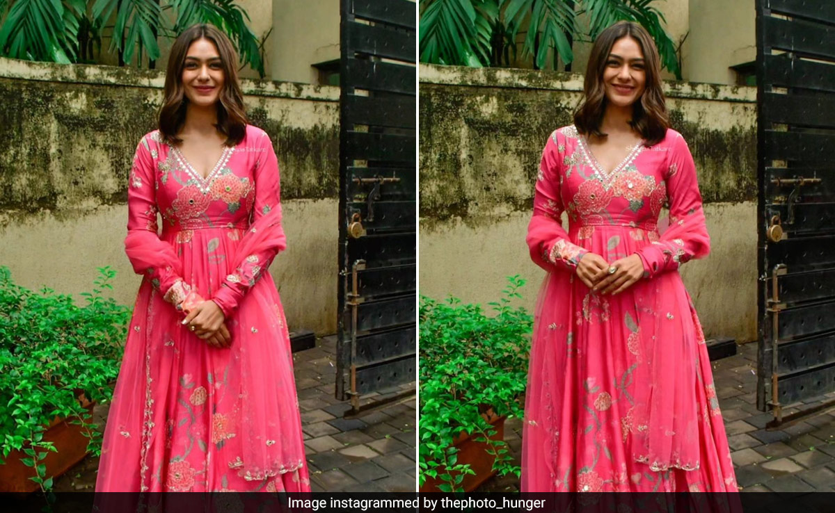 Monsoon Greys Were Washed Away When Mrunal Thakur Showed Up In A Pink <i>Anarkali</i>