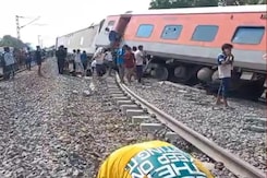 Gonda Train Accident: Gorakhpur-Lucknow Route पर कई ट्रेनों पर असर | Dibrugarh Express Derails Gonda Train Accident: Gorakhpur-Lucknow Route पर कई ट्रेनों पर असर | Dibrugarh Express Derails