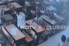 भिंड की जीवाजी यूनिवर्सिटी में रंगे हाथों नकल करते पकड़े गए छात्र, देखिए CCTV वीडियो