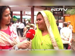 "रो पड़ी लापता पोती को ढूंढ़ रही दादी...", NDTV ग्राउंड रिपोर्ट में समझिए हाथरस हादसे की दादी का दर्द "रो पड़ी लापता पोती को ढूंढ़ रही दादी...", NDTV ग्राउंड रिपोर्ट में समझिए हाथरस हादसे की दादी का दर्द