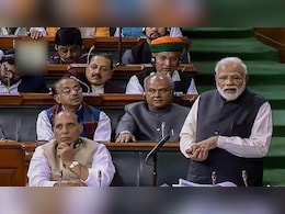 वित्त मंत्री के बजट पर गदगद PM मोदी : 84 मिनट के भाषण में 78 बार थपथपाई मेज