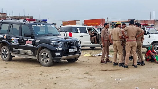 हाथरस सत्संग हादसा : लाशों के ढेर देख घबराए सिपाही को आया हार्ट अटैक, इलाज के दौरान मौत