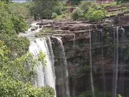 Watch: 150 फीट गहरे मेनाल झरने के तेज बहाव में बहा युवक, पर्यटकों ने ऐसे बचाई जान