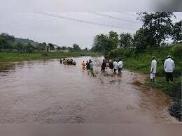 जातानाही सूटका नाही! विदर्भातील 'या' गावात कंबरेभर पाण्यातून निघते अंत्ययात्रा