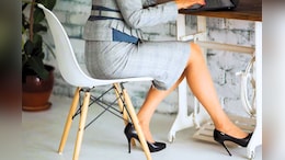 Restless Legs: बैठे-बैठे हिलाते हैं पैर तो छोड़ दीजिए ये आदत, दिमाग पर पड़ता है इसका  सीधा असर, जानें कैसे