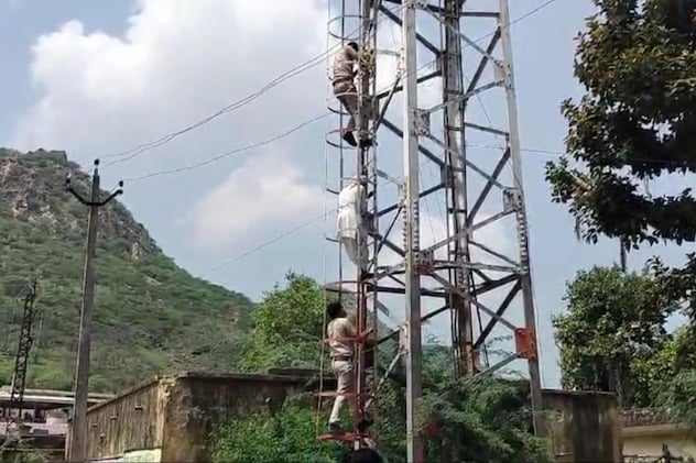 दो घंटे के बाद टावर से उतरा दो घंटे के बाद टावर से उतरा