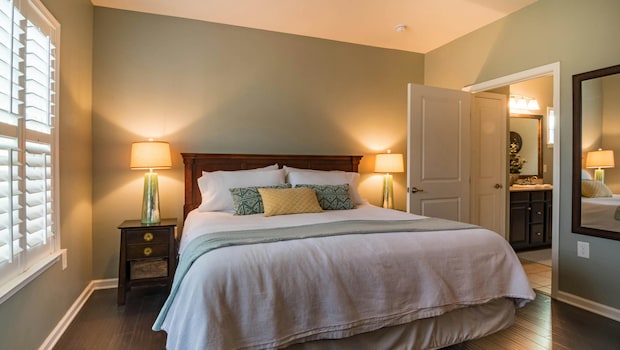 Silk Vs. Cotton: Which Bedsheet Is Better For You? Silk Vs. Cotton: Which Bedsheet Is Better For You?