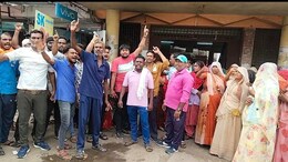 बिना सैलरी के कैसे होगा काम ? MP के इस जिले में सफाई कर्मियों ने जताया विरोध