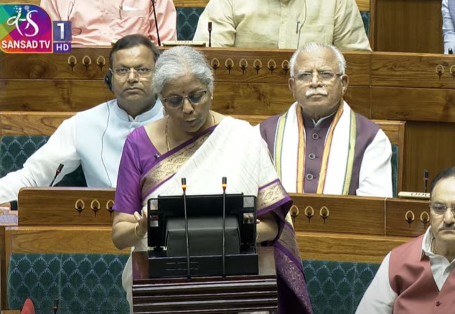 Budget Live: नई टैक्स रिजीम चुनने वालों को बजट में बड़ा तोहफा, 3 लाख तक कोई टैक्स नहीं