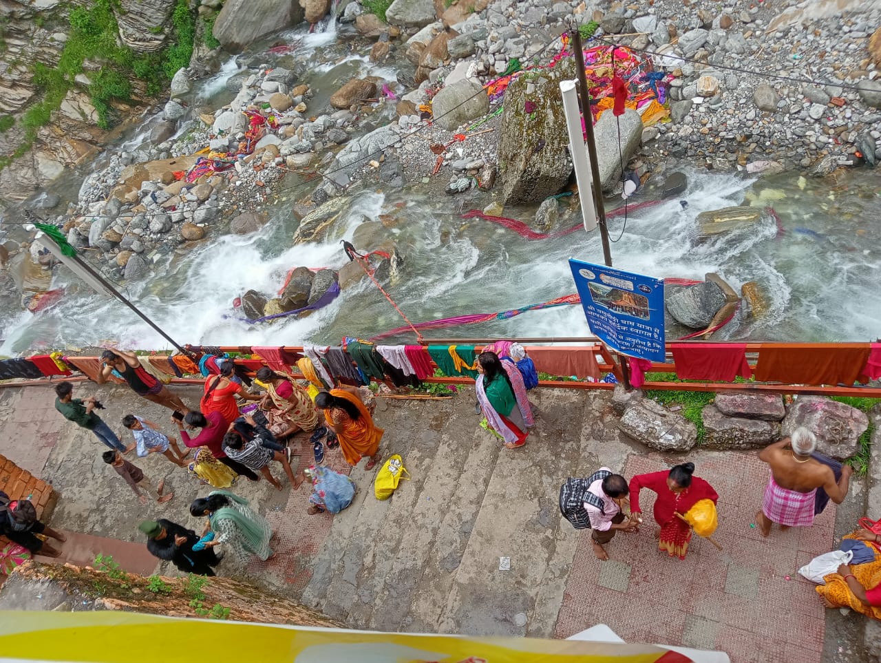 अस्कोट- आराकोट यात्रा 2024 : घोड़ों की लीद और साड़ियों के बोझ तले घुट रहा यमुनोत्री का दम