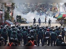 बांग्लादेश में देश भर में लगा कर्फ्यू,  विरोध प्रदर्शन में 105 लोगों की मौत के बाद सेना की तैनाती बांग्लादेश में देश भर में लगा कर्फ्यू,  विरोध प्रदर्शन में 105 लोगों की मौत के बाद सेना की तैनाती