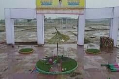 हाथरस सत्संग हादसा : पुलिस ने घेरा बाबा भोले का आश्रम, किसी भी वक्त हो सकती है गिरफ़्तारी