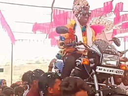 घोड़ी की जगह स्पलेंडर चढ़ा दूल्हा, बाइक के साथ दोस्तों ने हवा में उछाला, वीडियो पर यूजर्स ने ऐसे ली मौज