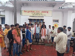 बिना जानकारी दिए बहू की लाश को फूंक रहे थे ससुराल वाले, सूचना मिलते ही परिजन चिता से खींच लाए शव