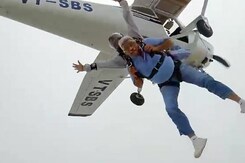 Gajendra Singh Shekhawat Sky Diving Video: 13 हजार फीट की ऊंचाई से कूदे केंद्रीय मंत्री शेखावत Gajendra Singh Shekhawat Sky Diving Video: 13 हजार फीट की ऊंचाई से कूदे केंद्रीय मंत्री शेखावत