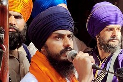 Amritpal Singh आज लेंगे सासंद पद की शपथ, 4 दिन की पेरोल पर आए बाहर Amritpal Singh आज लेंगे सासंद पद की शपथ, 4 दिन की पेरोल पर आए बाहर