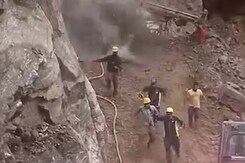 केदारनाथ पैदल मार्ग पर भूस्खलन से बड़ा हादसा, 3 लोगों की मौत, 2 घायल केदारनाथ पैदल मार्ग पर भूस्खलन से बड़ा हादसा, 3 लोगों की मौत, 2 घायल