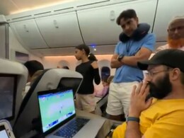 40 हजार फीट की ऊंचाई पर फैंस ने कुछ इस तरह मनाया भारत की जीत का जश्न, देखें VIDEO 40 हजार फीट की ऊंचाई पर फैंस ने कुछ इस तरह मनाया भारत की जीत का जश्न, देखें VIDEO