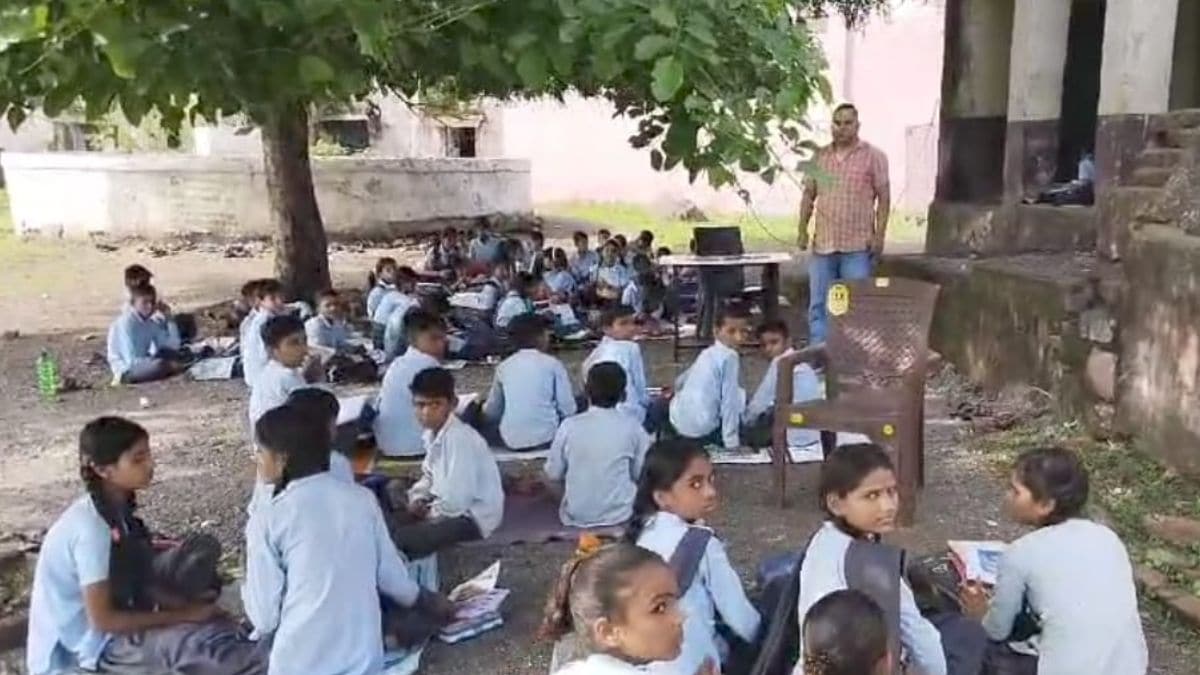 राजस्थान शिक्षा व्यवस्था की पोल खोलती तस्वीर, 7 साल से पेड़ के नीचे पढ़ने  को मजबूर बच्चे | Picture exposing the Rajasthan education system, children  forced to study under a tree for