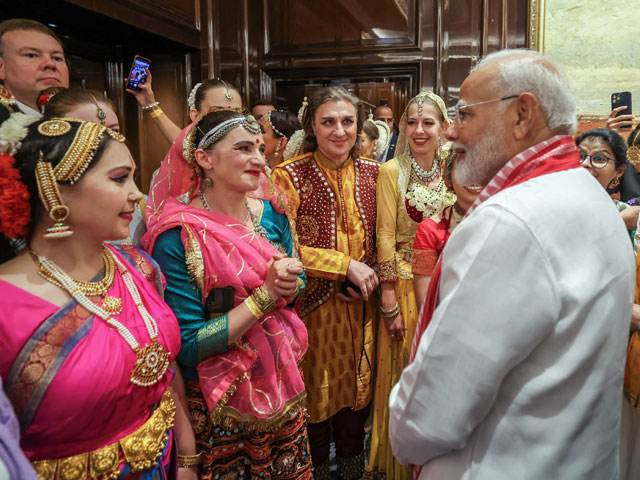 Russian Cultural Troupe Meets PM Modi