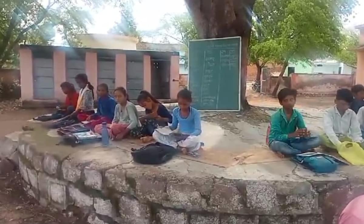 कैसे पढ़ेगी आपकी लाडली? देश के 98,500 स्कूलों में लड़कियों के लिए टॉयलेट ही नहीं!