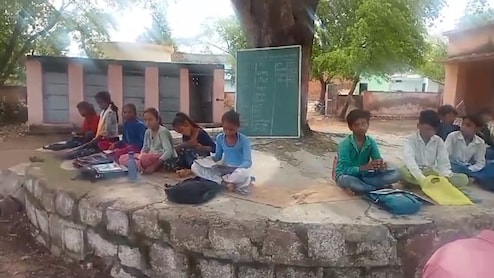 कैसे पढ़ेगी आपकी लाडली? देश के 98,500 स्कूलों में लड़कियों के लिए टॉयलेट ही नहीं!